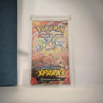 Acrílico Sellado con Sobre Surging Sparks – Pokémon TCG | TPM TCG |  Lote limitado a 35 pzs
