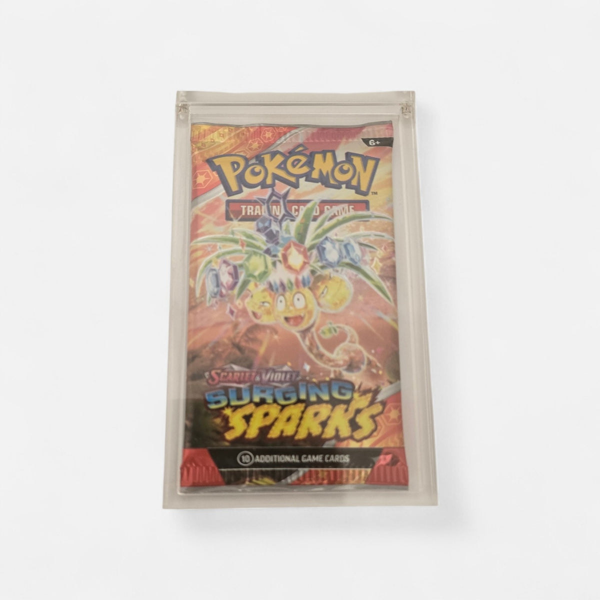 Acrílico Sellado con Sobre Surging Sparks – Pokémon TCG | TPM TCG |  Lote limitado a 35 pzs