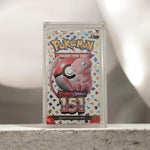 Acrílico Sellado con Sobre S&V 151  – Pokémon TCG | TPM TCG |  Lote limitado a 24 pzs
