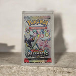 Acrílico Sellado con Sobre Prismatic Evolutions  – Pokémon TCG | TPM TCG |  Lote limitado a 24 pzs